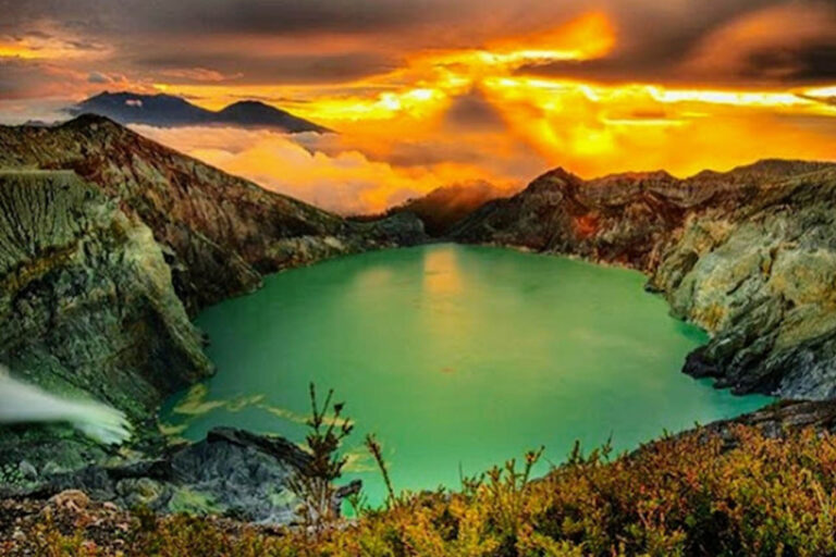 Kawah Ijen Destinasi Wisata di Jawa Timur dengan Pesona Blue Fire yang Spektakuler dan Menakjubkan