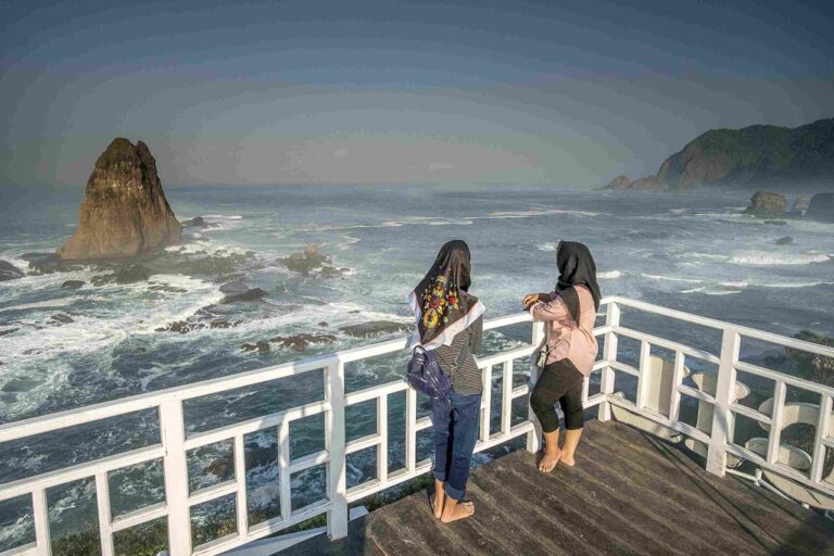 Tanjung Papuma Tempat Wisata Populer di Jember dengan Pantainya Nan Elok dan Eksotis Cocok Untuk Healing