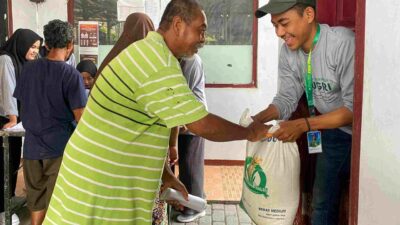 Gelar KKN Pintar 2024 Kelompok 38 Mahasiswa UNUGIRI Bojonegoro Salurkan Bantuan Sosial di Desa Kapuan Cepu