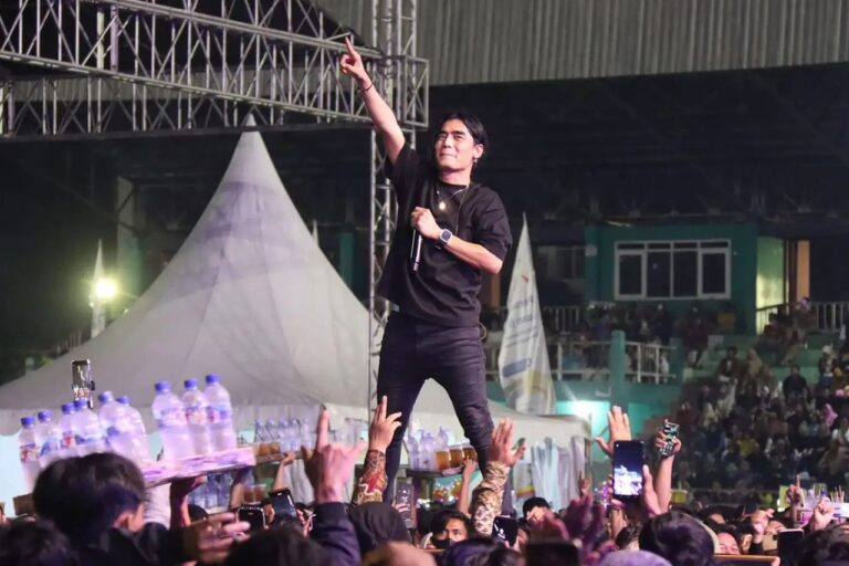 Mantul Charly Van Houten dan Setia Band Sukses Pukau Penonton di HUT ke-275 Blora